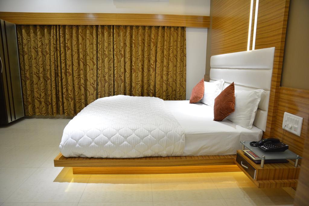 Hotel Corona Bharuch Quarto foto