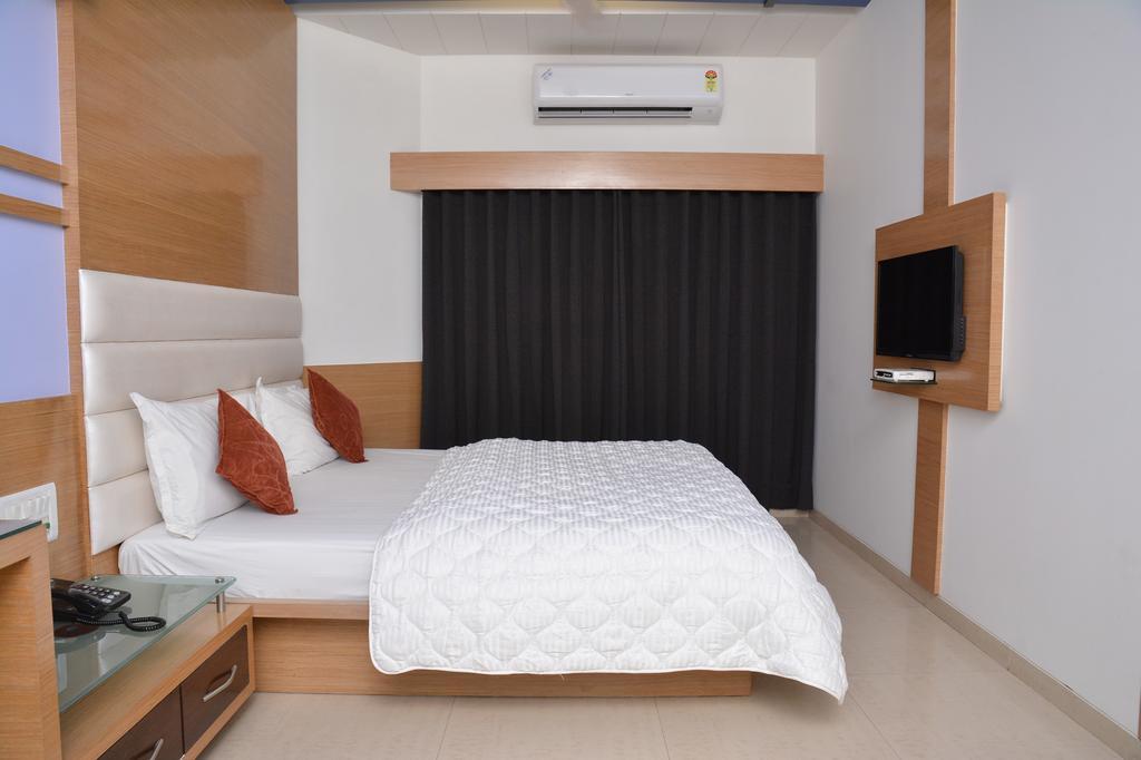 Hotel Corona Bharuch Quarto foto