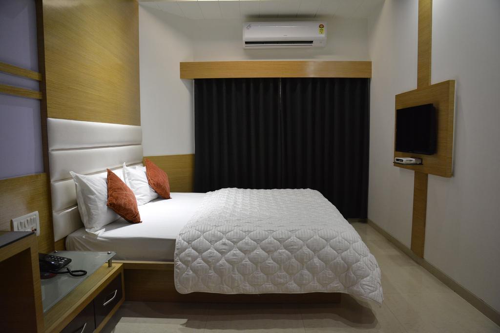 Hotel Corona Bharuch Quarto foto