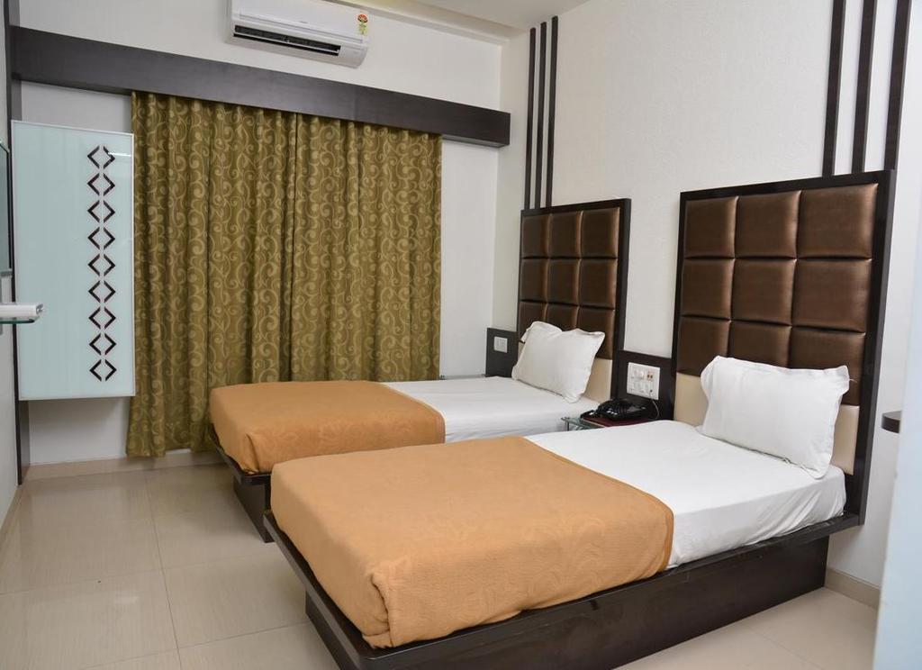 Hotel Corona Bharuch Quarto foto