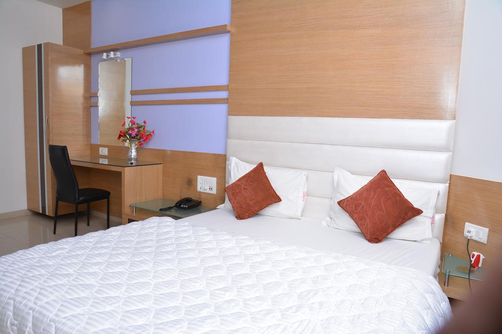 Hotel Corona Bharuch Quarto foto