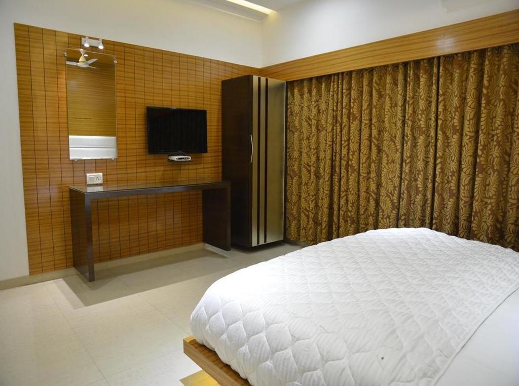 Hotel Corona Bharuch Quarto foto