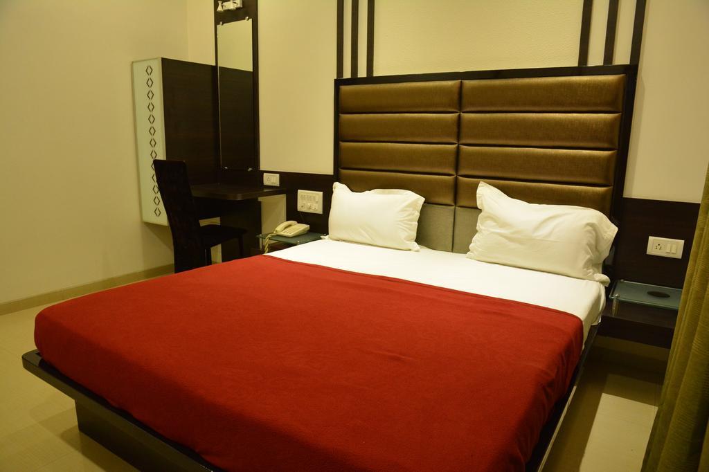 Hotel Corona Bharuch Quarto foto
