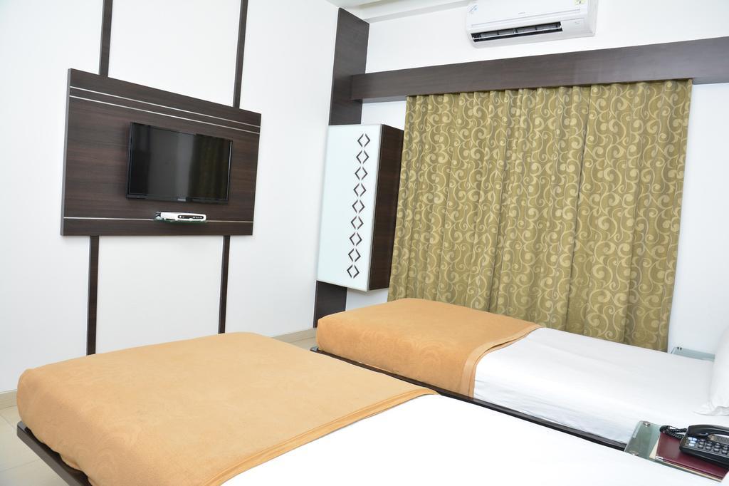 Hotel Corona Bharuch Exterior foto