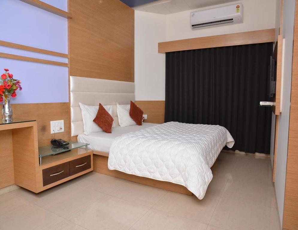 Hotel Corona Bharuch Quarto foto